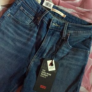 Brand new women’s Levi 721 High Rise